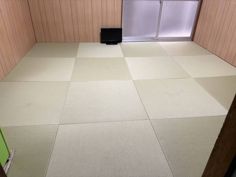 琉球畳を敷いています。