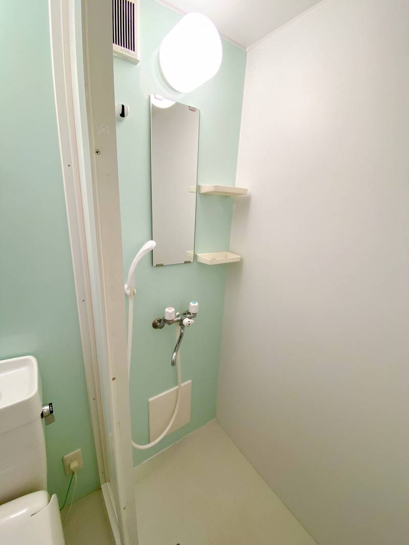 トイレとシャワーブースの間は扉の仕切りがあります