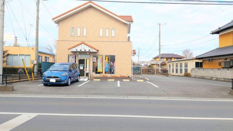 目の前に月極駐車場（3,000円/月）があります。