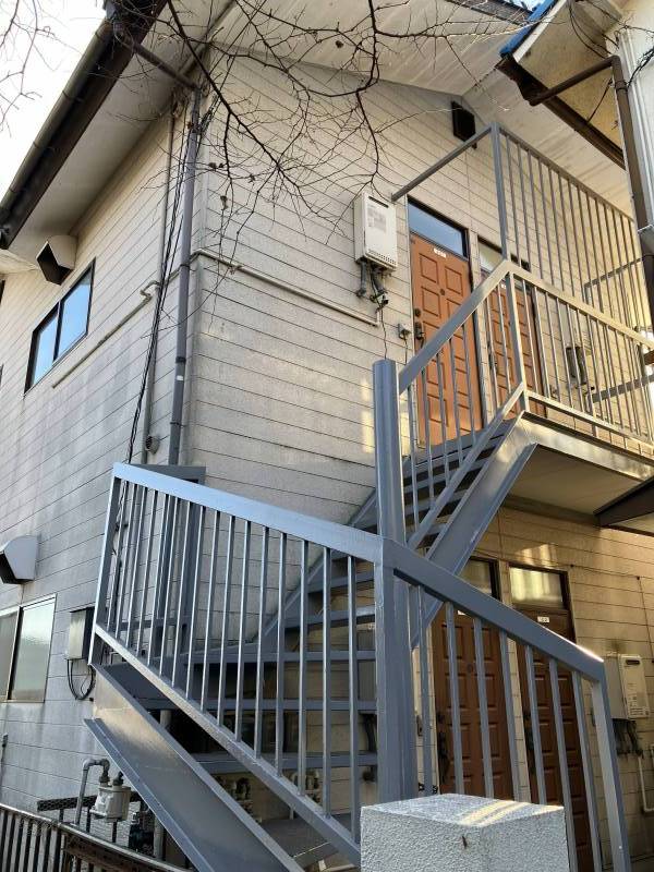 階段は塗り直したばかりです。