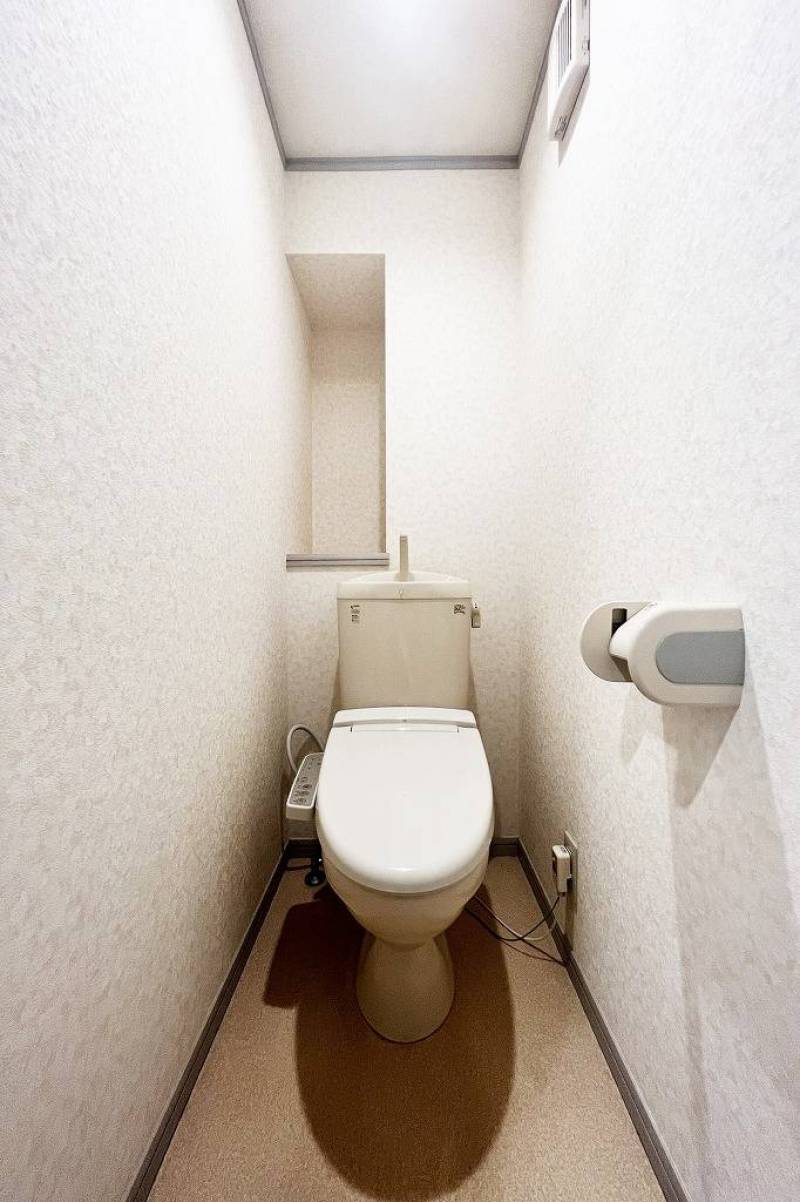 気持ちの良いトイレで、収納スペース付き！