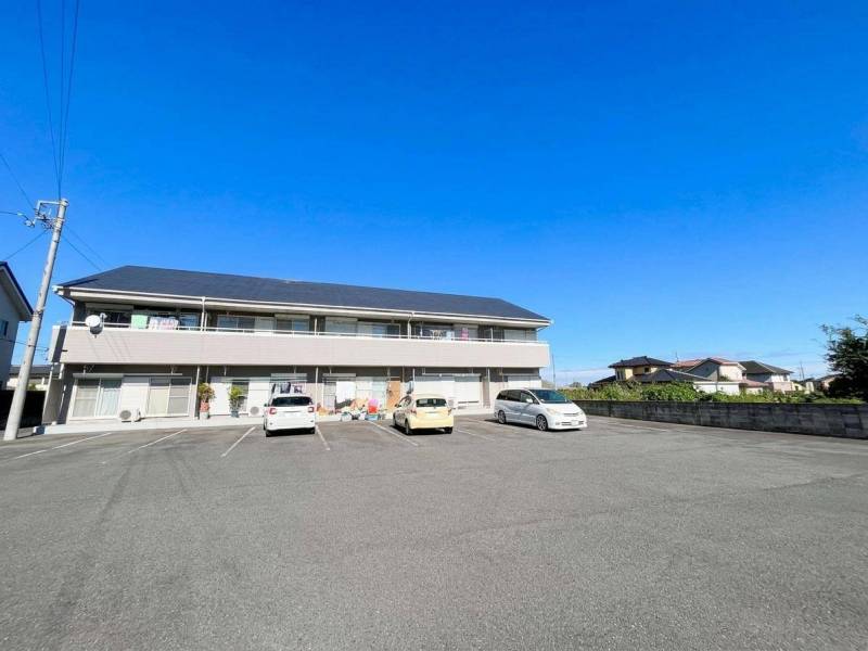 2台（場所により3台）停められる広々とした無料駐車場