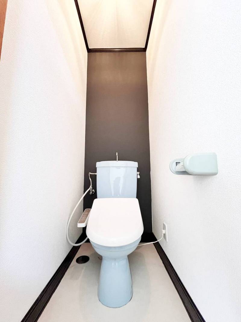 トイレは新品のウォシュレット！背面はアクセントクロスです