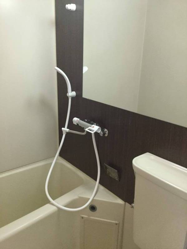 ユニットバスですが、大型の鏡と温水シャワートイレです。