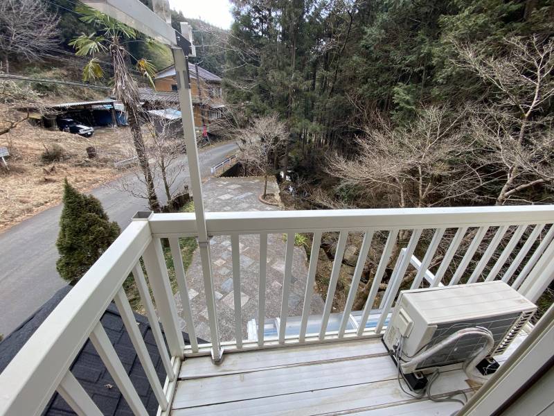 ２階洋室６帖につながるバルコニー（3月中旬撮影）