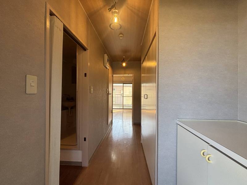 オシャレな照明　天井は木目、壁面はグレーのアクセント