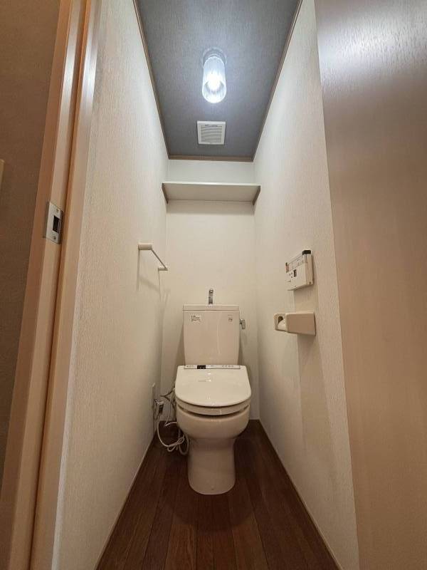 天井はグレーのアクセントクロス