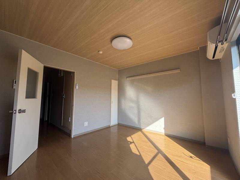 天井に木目、壁面はグレーのアクセントクロス