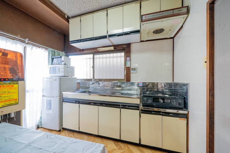 機能的なキッチンと冷蔵庫、電子レンジ、調理機器も揃っています