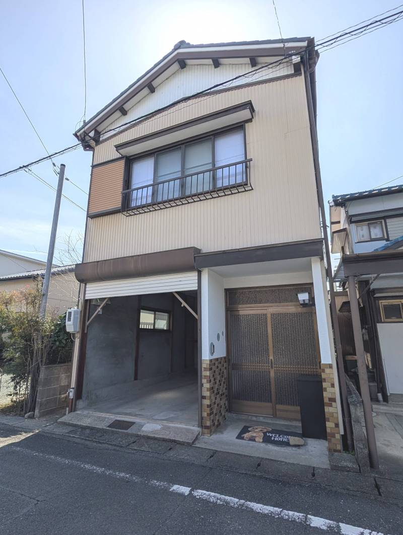 車庫付きの戸建て、宅配BOX・モニタ付きインターホンあり♪