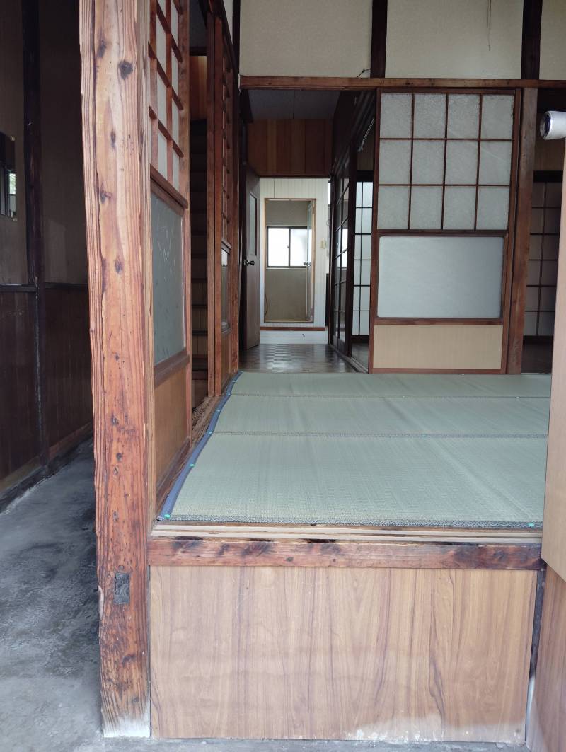 帰宅時に玄関へ入って小上がり和室に荷物を置いて座れます。