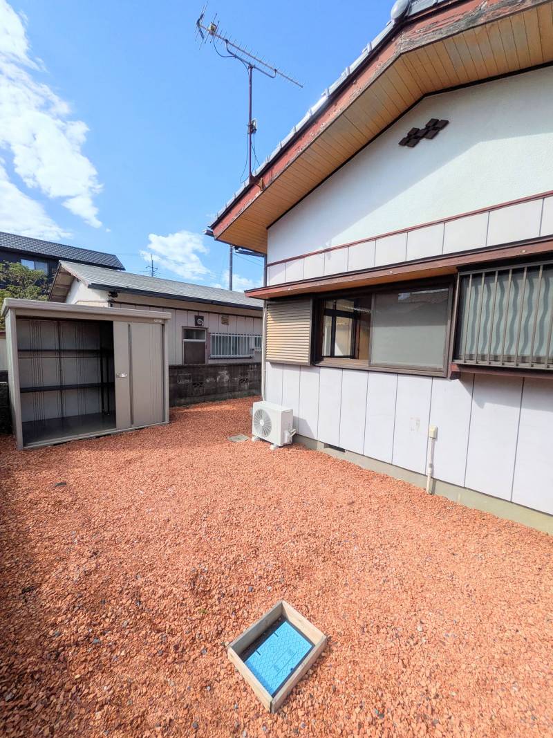 収納たっぷりの物置が付いています。