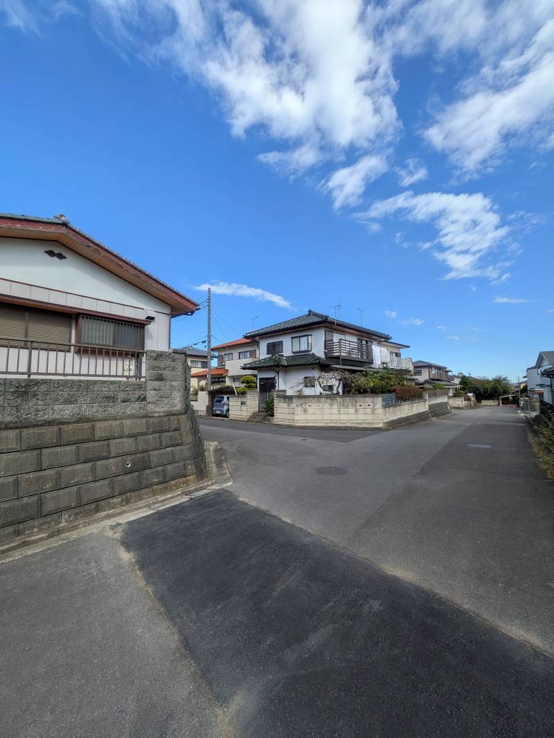 角地で前面道路は6メートルです。