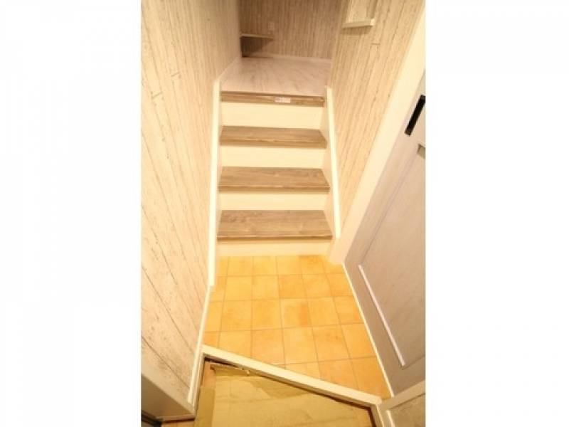 玄関廊下から階段を上がり一階