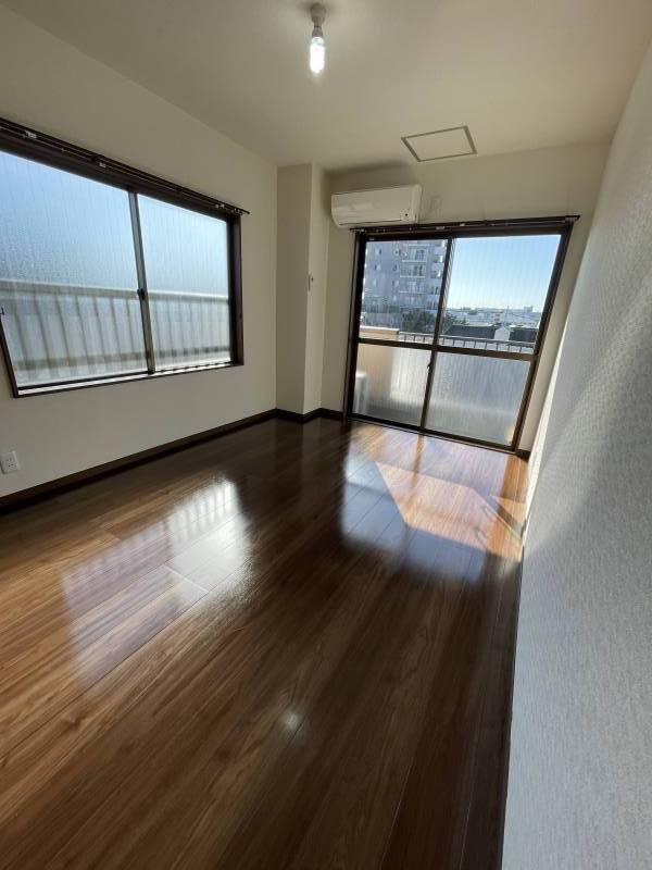 角部屋の個室です。2つ窓があり日中はとても明るいです