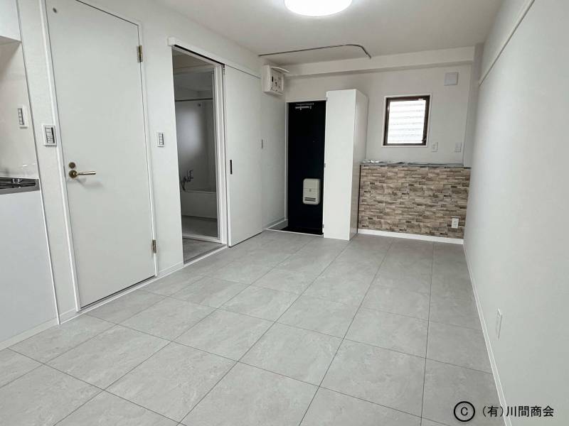 リビングルームを反対側から見たところ。