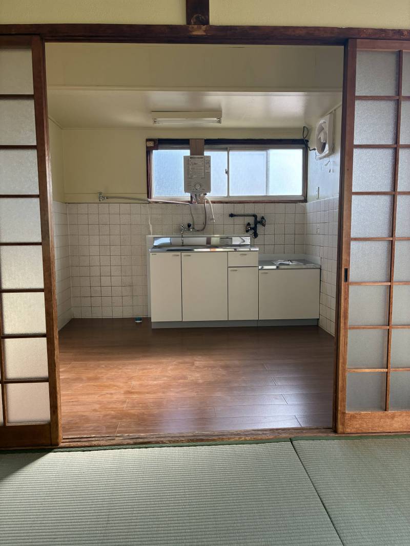 台所の様子です。給湯器も新品に入替済。