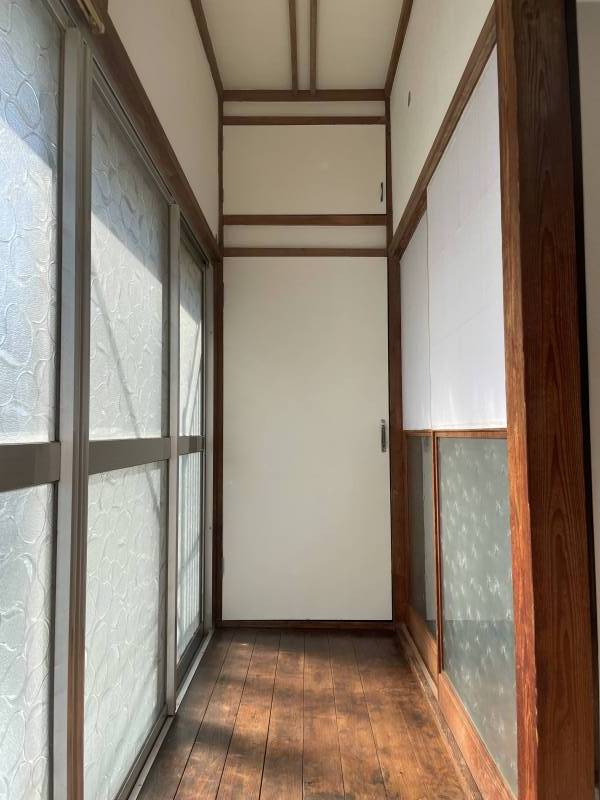 陽当たりの良い縁側は、猫とお昼寝したくなりますね♪