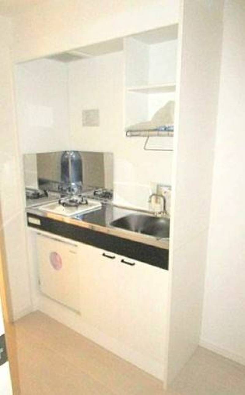 ガスコンロ・ミニ冷蔵庫付で直ぐに生活をはじめられますよ！