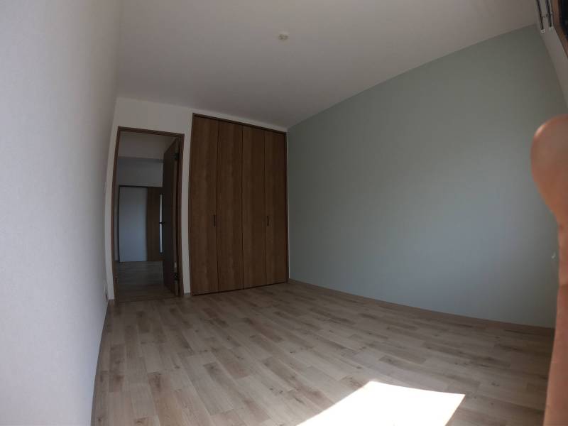 洋室もアクセントの壁紙（ミントカラー）入れてます