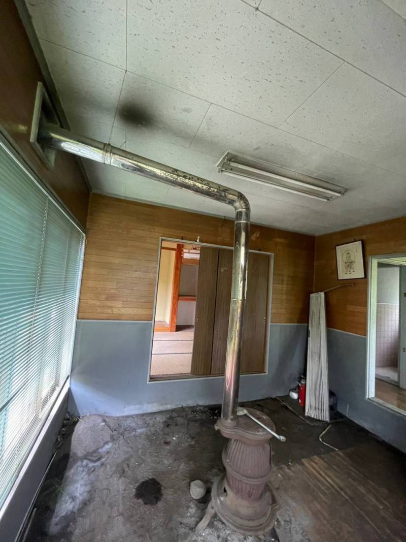 土間に薪ストーブ（ダルマストーブ）のある家