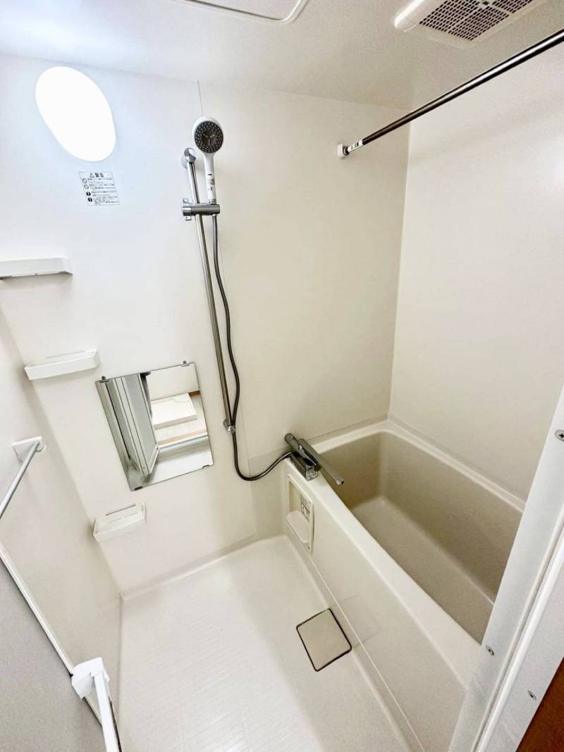 サーモ混合水栓、大型鏡、シャワーバーで快適バスタイム♪
