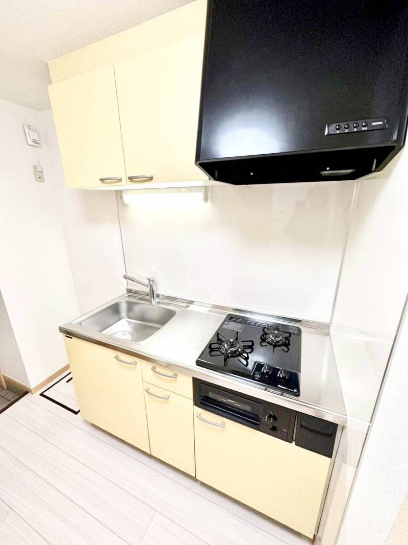 キッチンはビルトイン2口ガスコンロ付きのシステムキッチン♪
