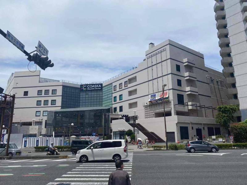 コースカ。買い物やレストラン、娯楽施設で一日楽しめる。