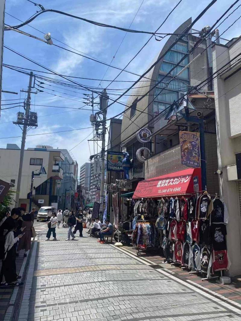 ドブ板通り。観光客で賑わう。来客時のアテンドにも最適です。