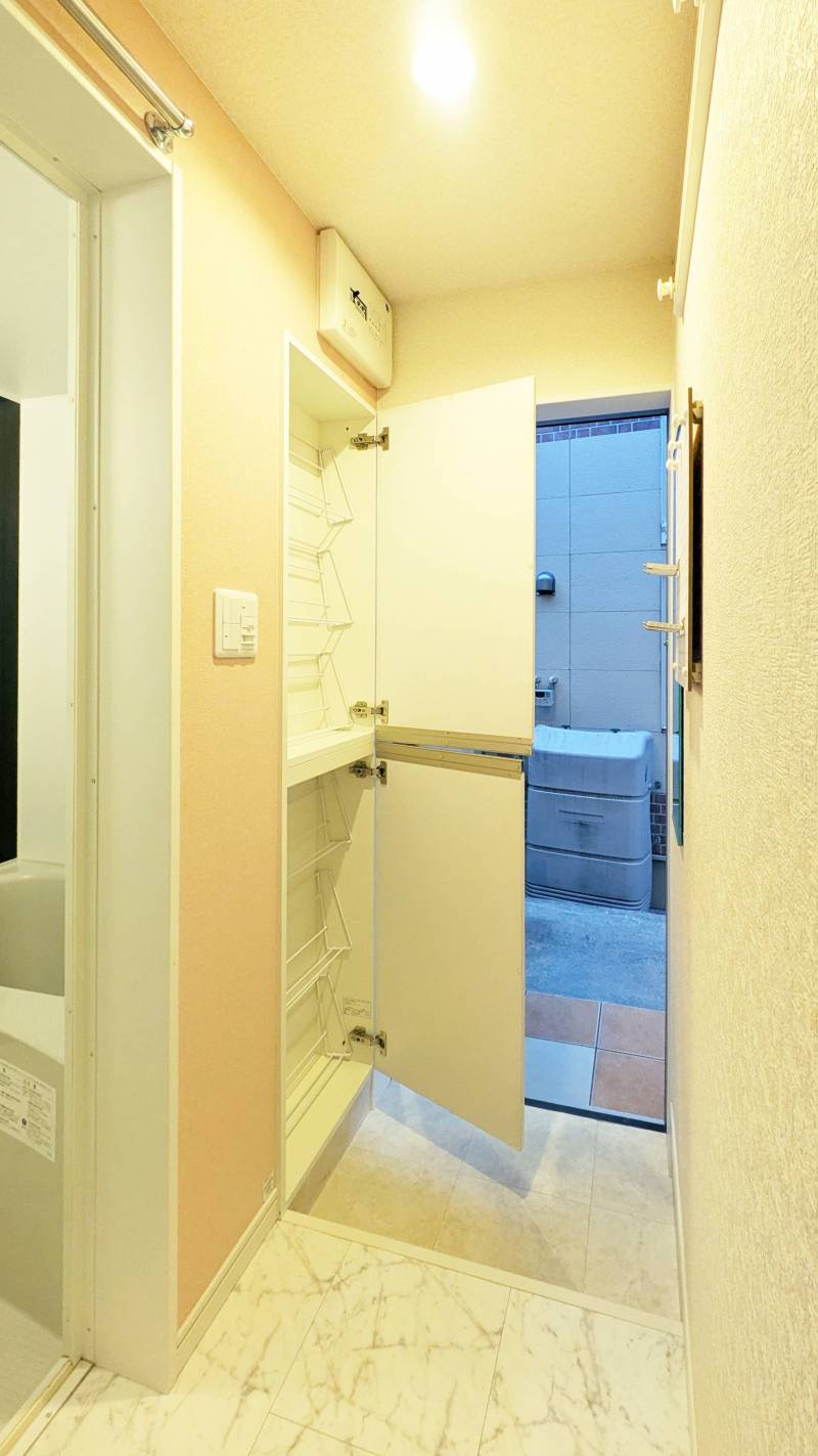 玄関右のシューズボックスはたっぷり収納．