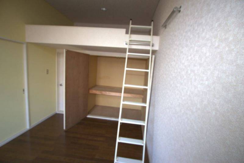 洋室　ロフト下の収納