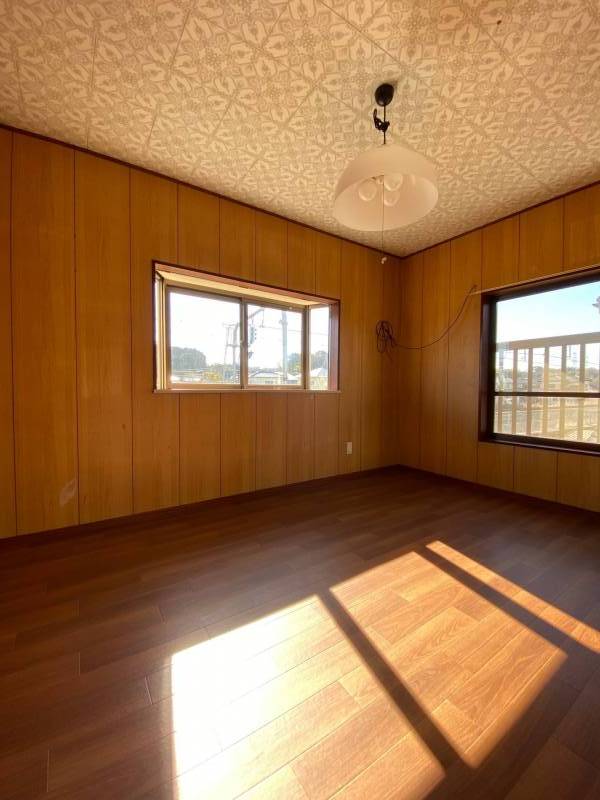 ２Ｆの洋室です。出窓とバルコニーに面して明るい部屋です！