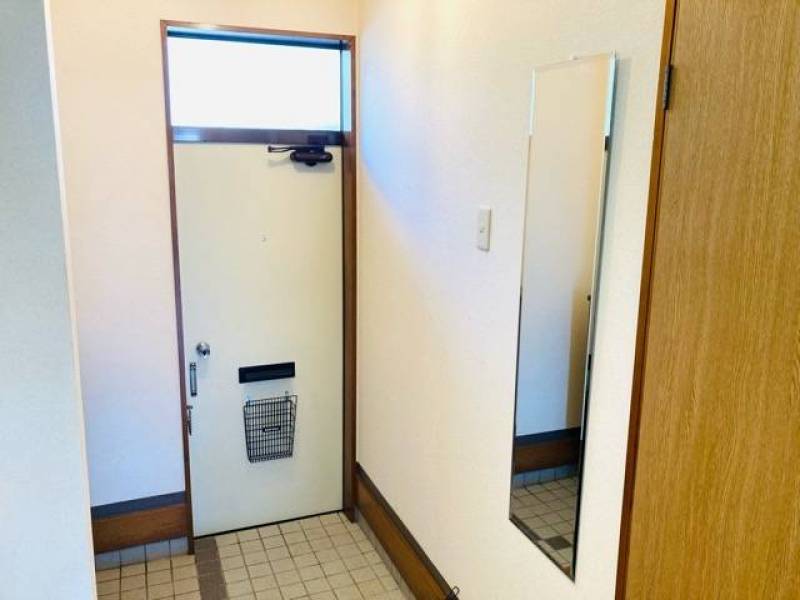 玄関には姿見ミラー付き