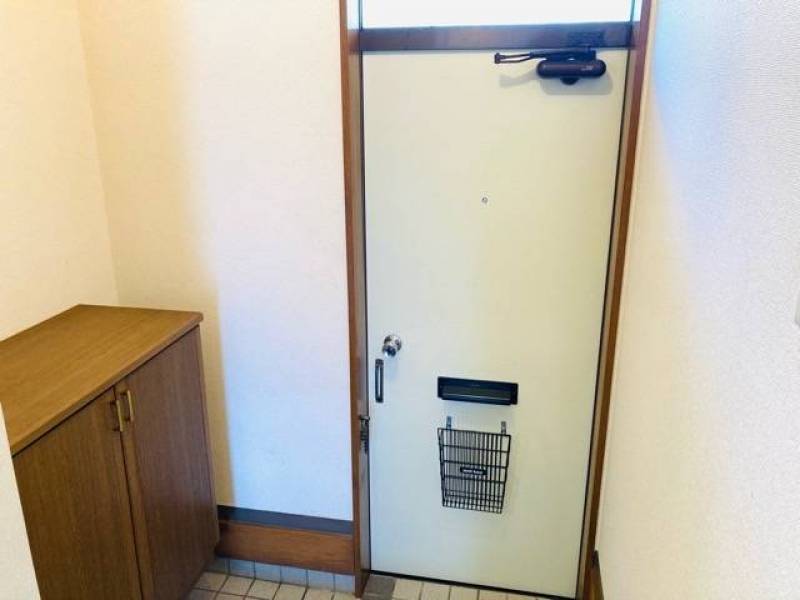 靴棚のある広々とした玄関