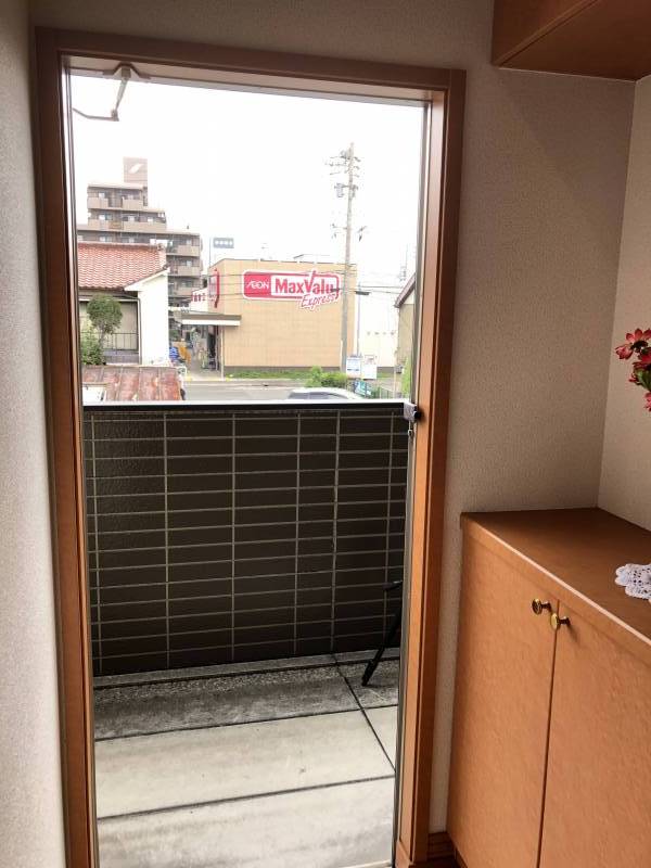 玄関を開けると、、