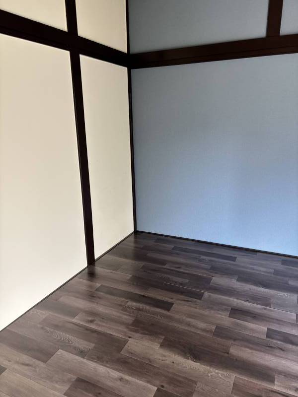 玄関横小部屋4.5畳もブルーのアクセントウォールでおしゃれに
