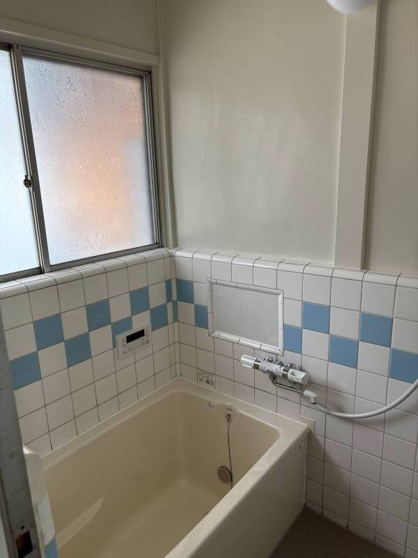 バス、トイレ別。清潔なバスタブと爽やかなタイル張り
