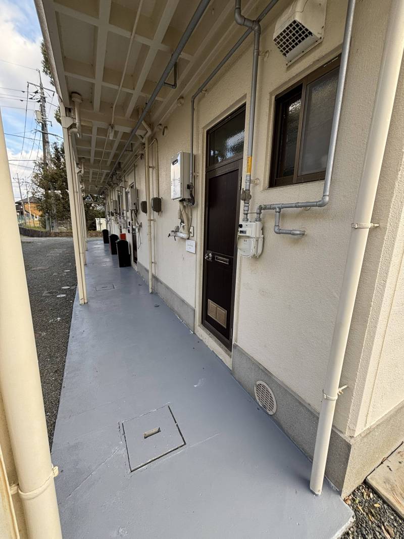 共用部廊下もペンキ塗りたてでキレイになりました♪