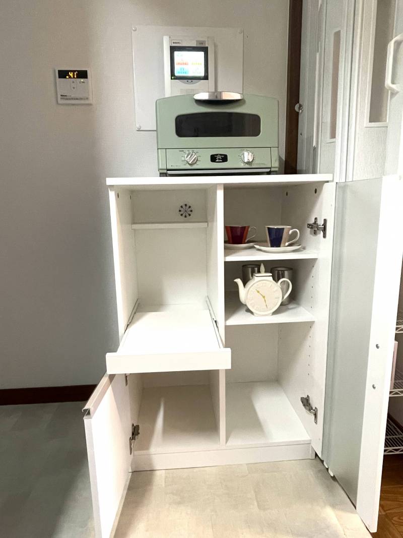 カップボード、炊飯器、トースター、カップなど。