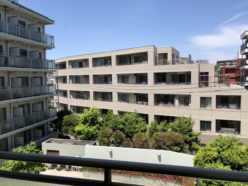 【バルコニーからの眺望】
眼下は中庭のため、開けています