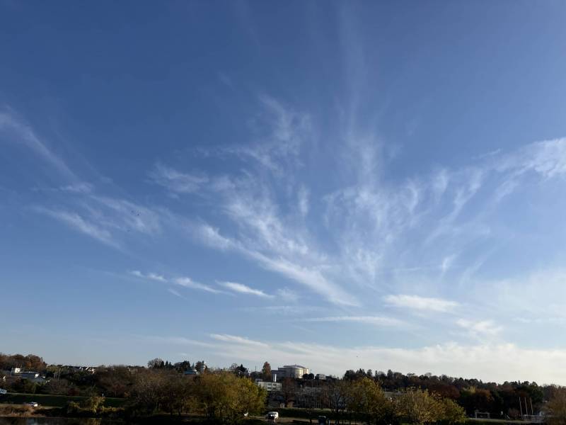 入間川河川敷から見上げた空