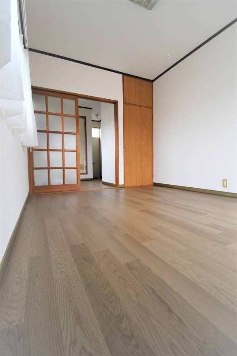 フロアタイル、壁紙も交換済でキレイです。
照明もプレゼント！