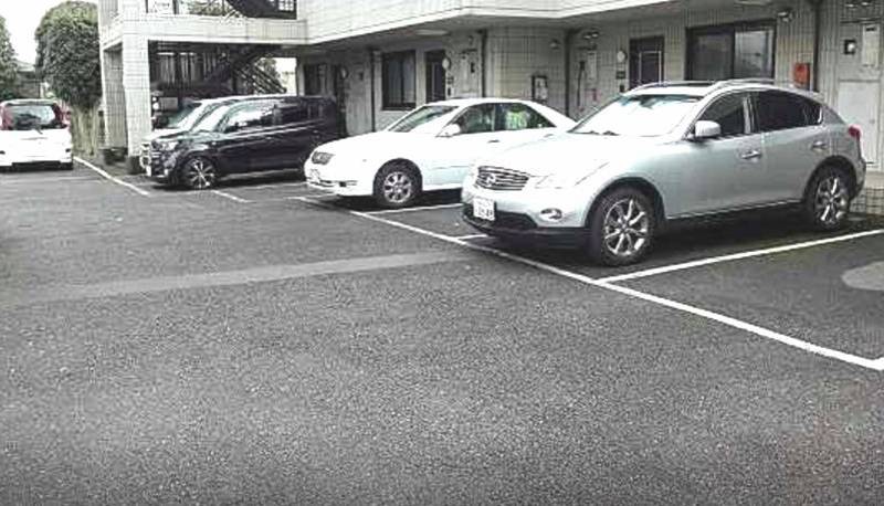 敷地内アスファルト駐車場♪【軽】のみ空きアリ♪