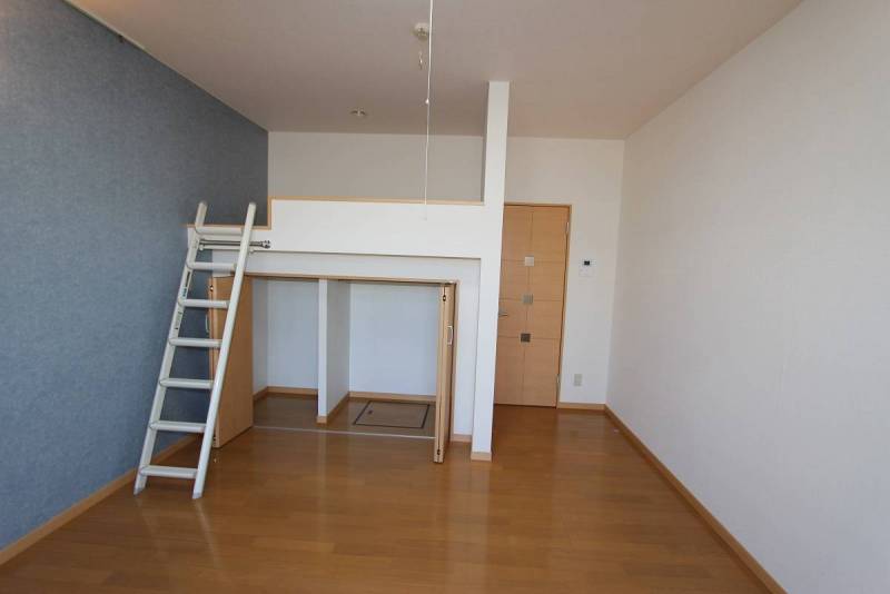 洋室、ロフト下の収納庫には衣類用ハンガーレール付き。