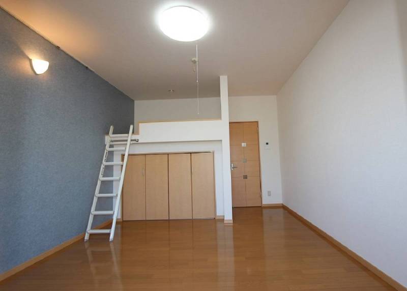 洋室8.7帖、ブラケットライトがおしゃれに演出。