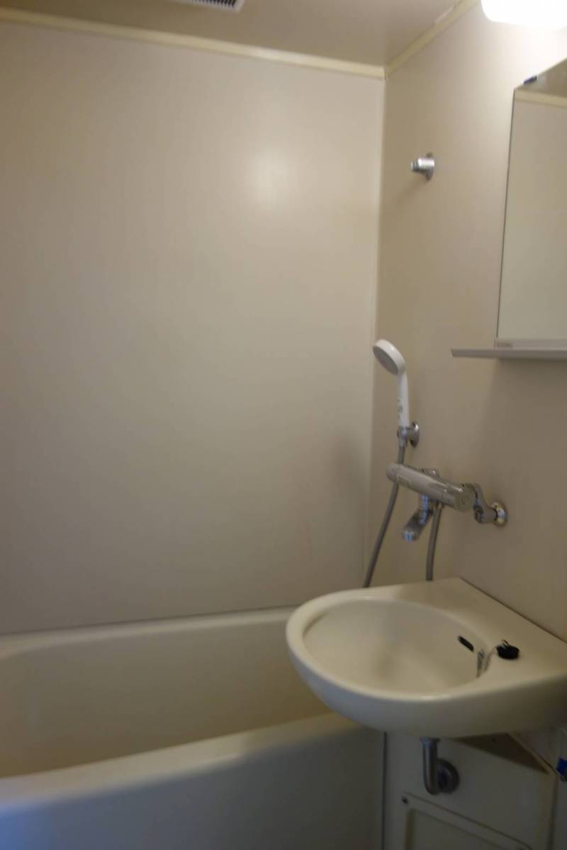 浴室全景です。混合栓、シャワーを新品交換しました。