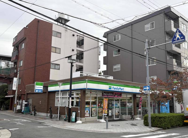 お隣はコンビニエンスストアです