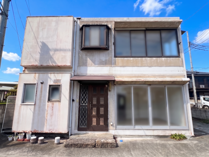 県道沿いの鉄骨造のモダンな戸建て