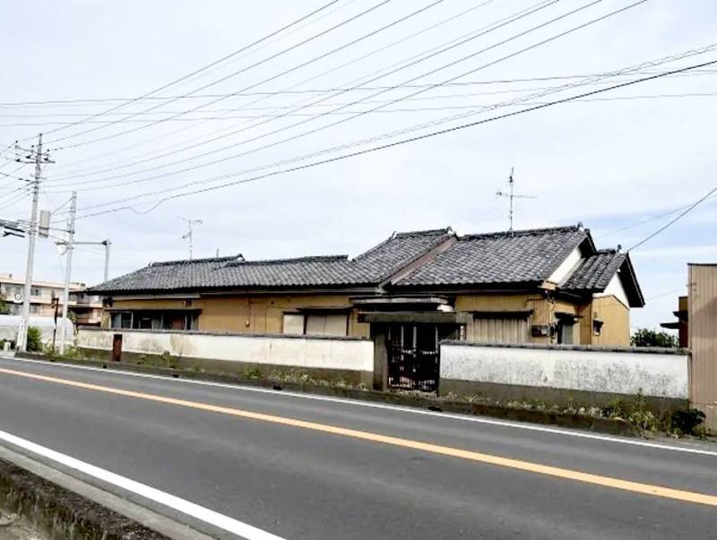 駐車場は2台停められます。