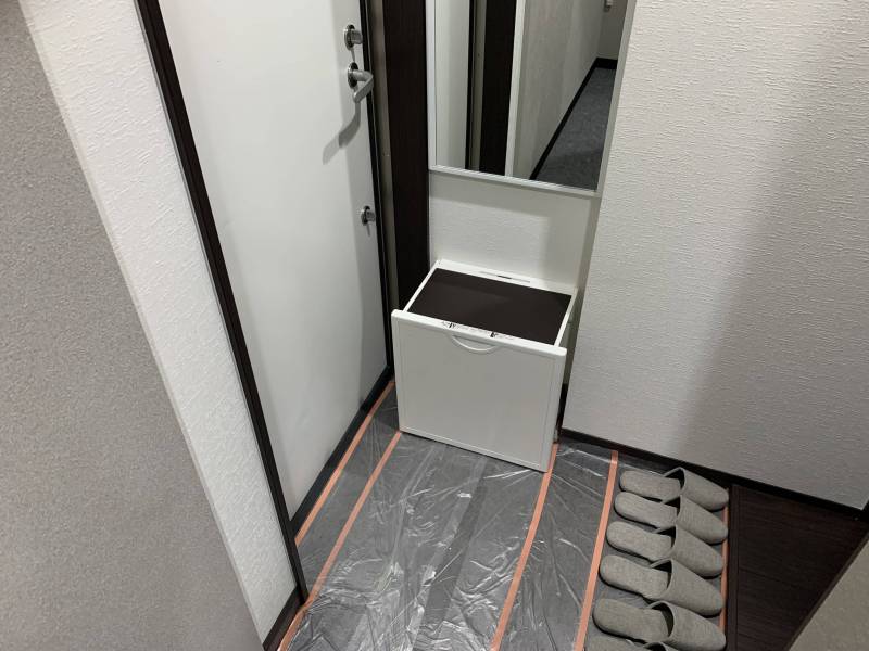 シューズスルークローゼットの前に姿見設置。